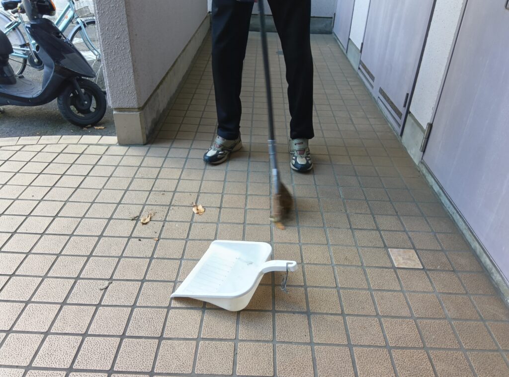 掃き掃除をしている写真