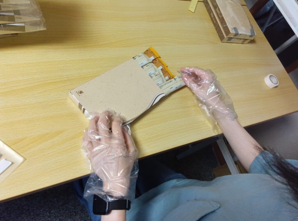 箱に商品を入れる作業