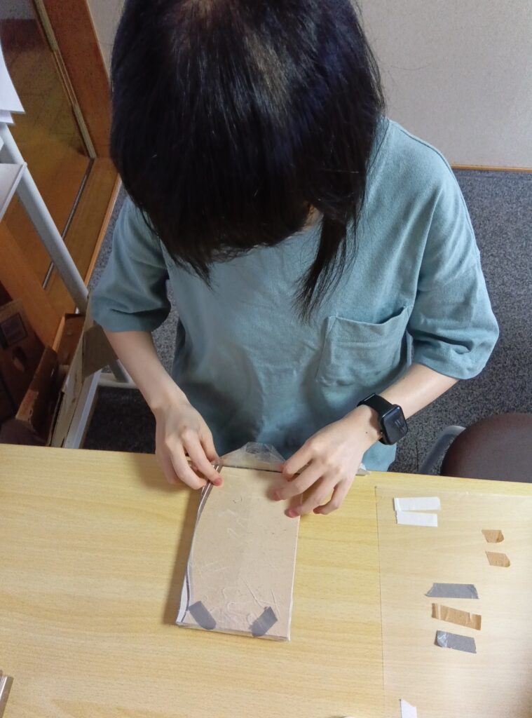 箱にシールを貼る作業
