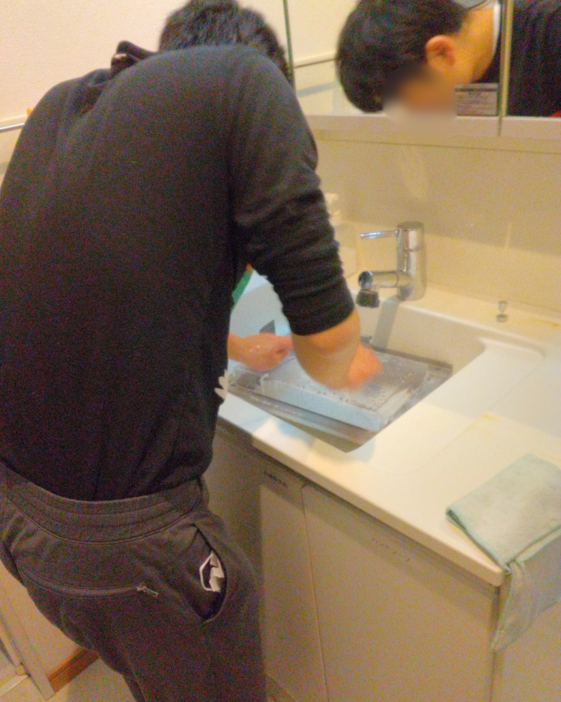 汚れを落としている