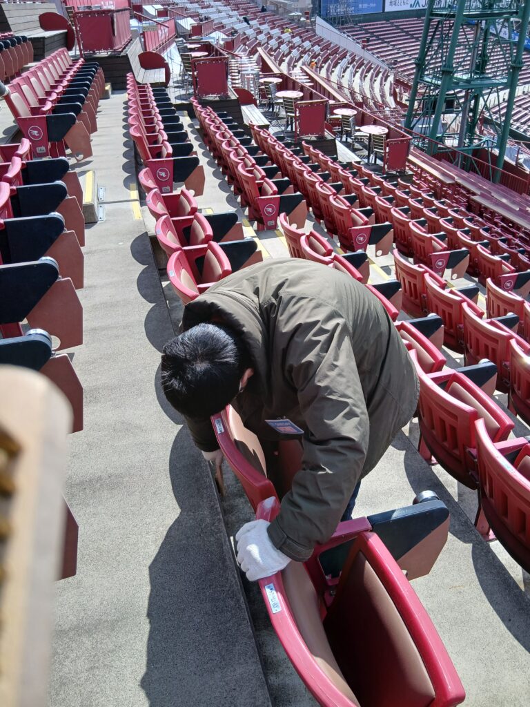 熱心に掃き掃除をしている男性の写真
