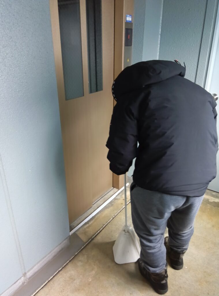 エレベーターを清掃している写真