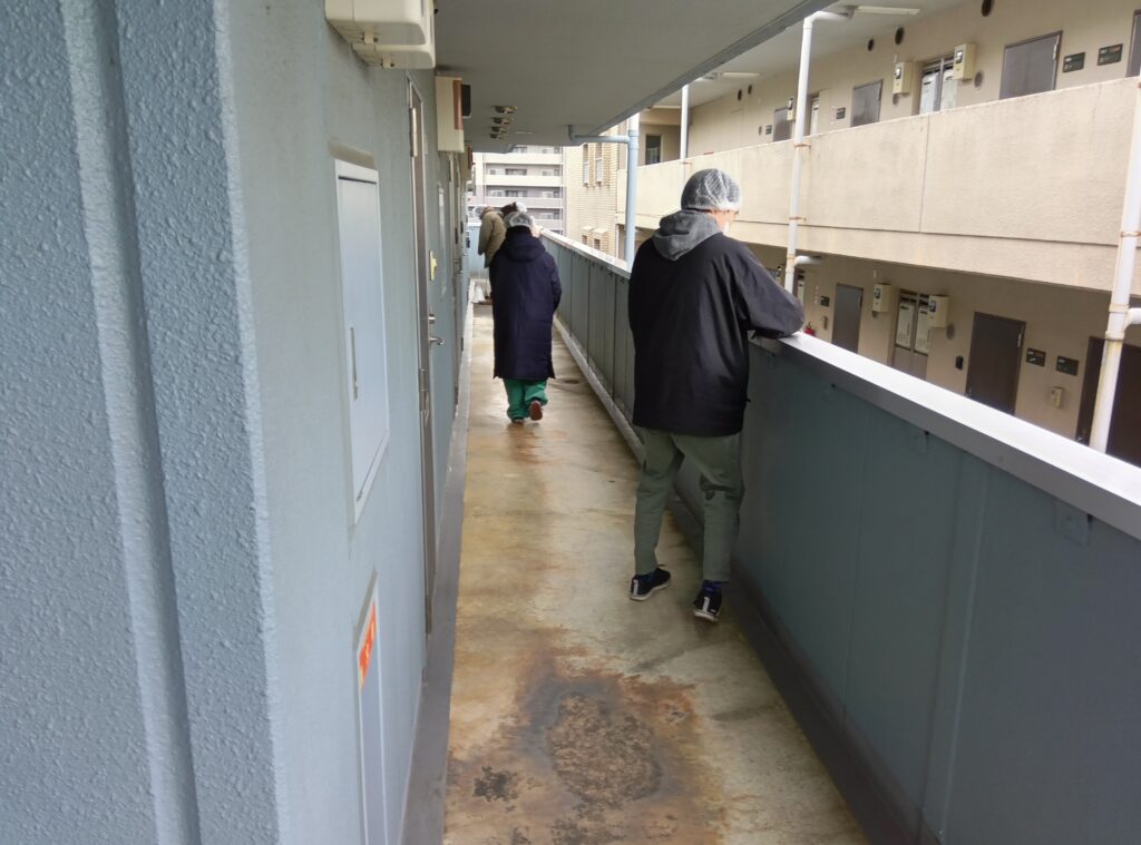 複数人でビルを清掃している写真