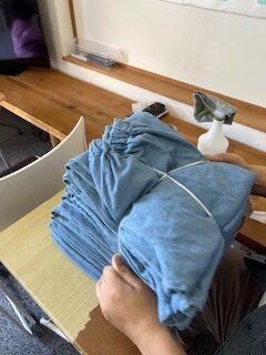 甚平を結束しているところ