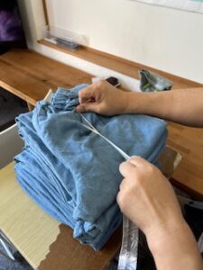 甚平を結束しているところ