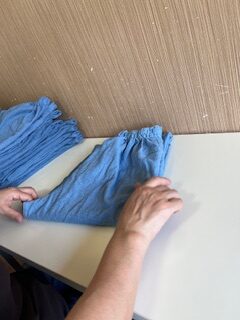 しわを確認しているところ