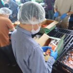 野菜に傷みがないか確認しています。