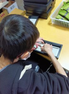 Read more about the article 己達会labo 作業紹介【お菓子の箱詰めと包装】
