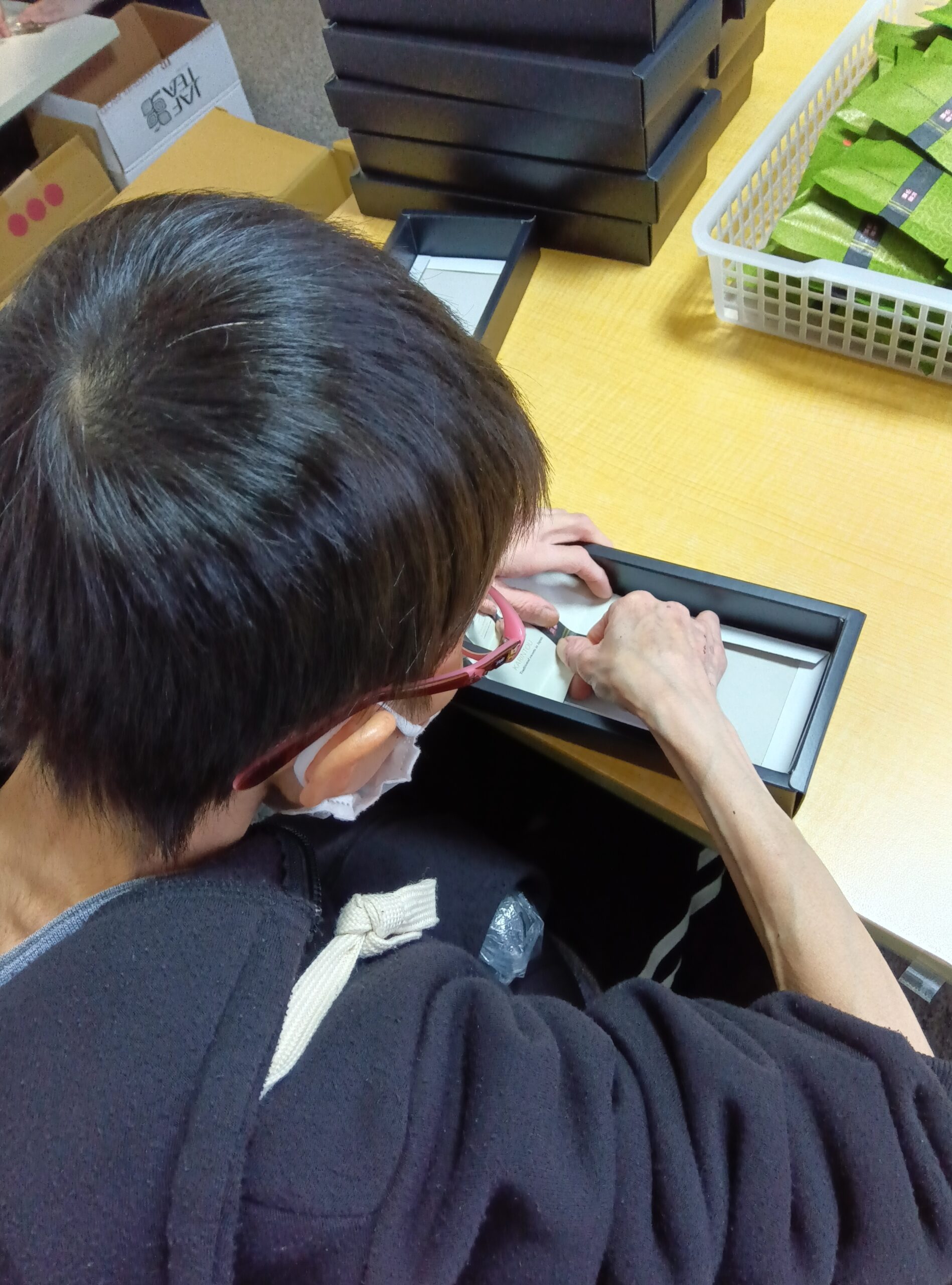 You are currently viewing 己達会labo 作業紹介【お菓子の箱詰めと梱包作業】