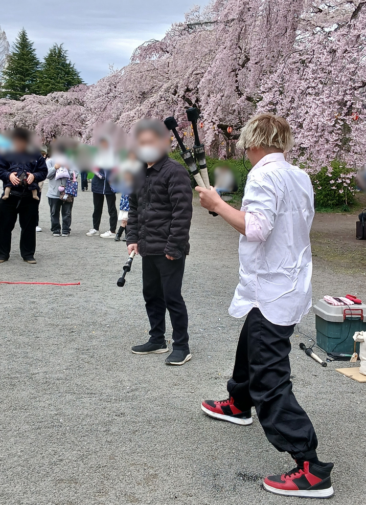大道芸を手伝う利用者さんの写真